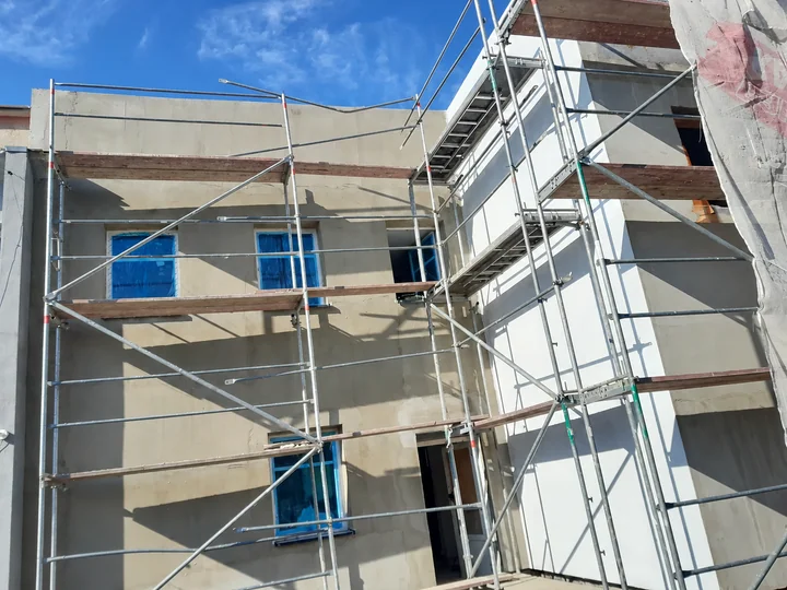 Fassade auf dem Gerüst