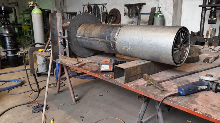 Zylindrischer Behälter im Werk