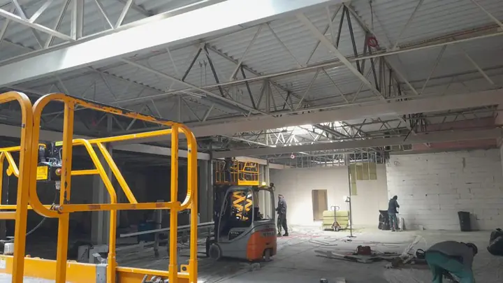 Sanierungsarbeiten in einer Halle