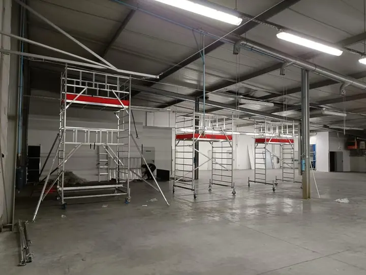 Halle mit fahrbaren Gerüsten