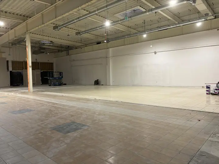 Halle nach der Sanierung — Boden