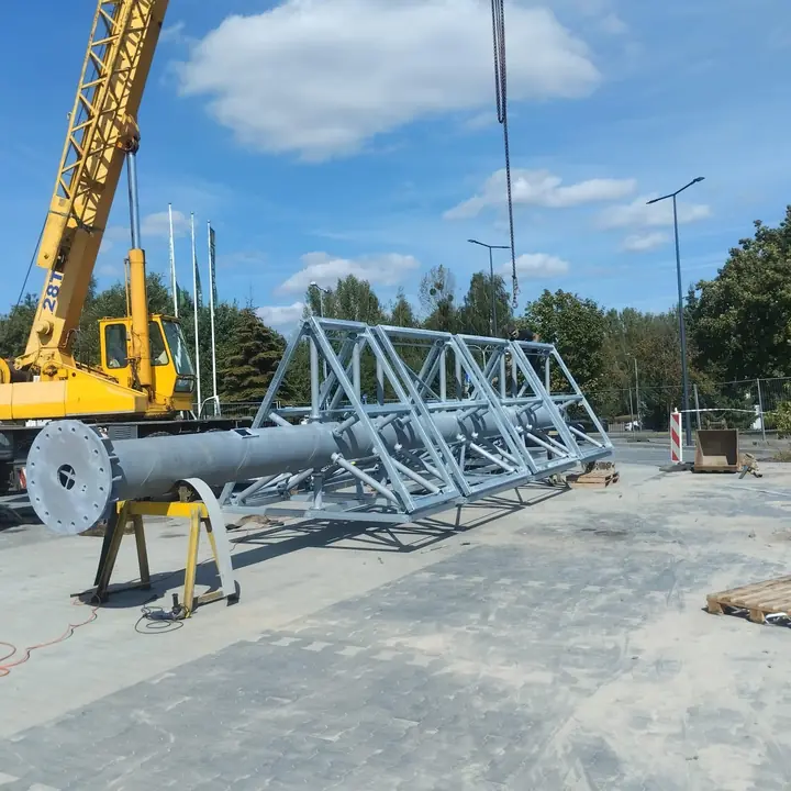 Stahlpylon-Segment montagebereit