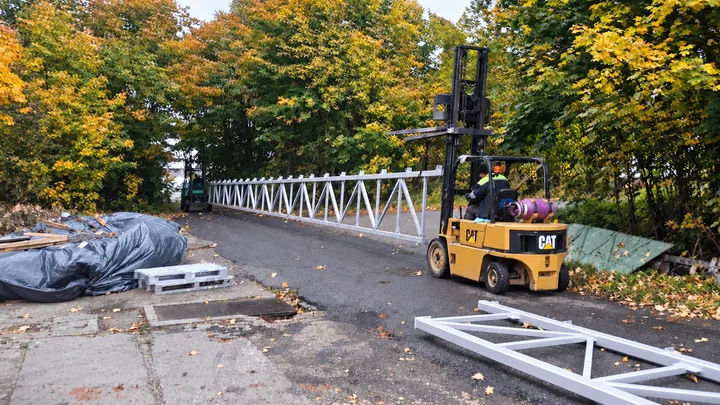 Stahlfachwerkträger beim Verladen