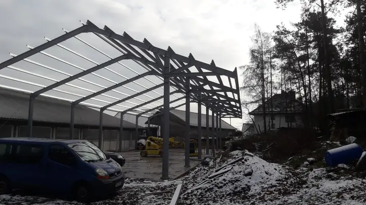 Stahlhallenkonstruktion während der Montage