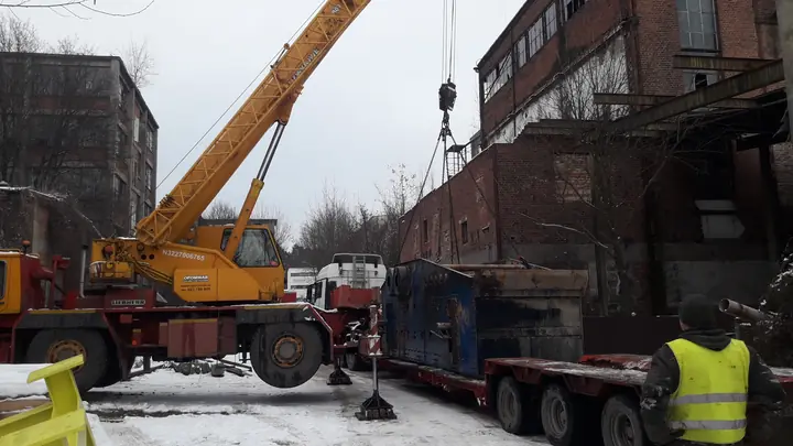 Maschinenmontage mit Kran