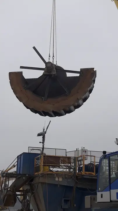 Ausbau eines Maschinenteils mit dem Kran