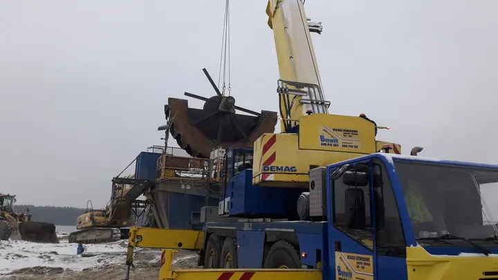 Maschinenmontage mit Kran