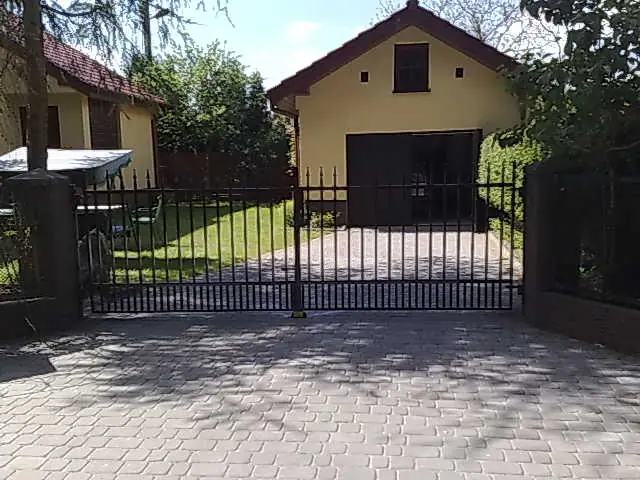 Tor und Zaun an einer Garage