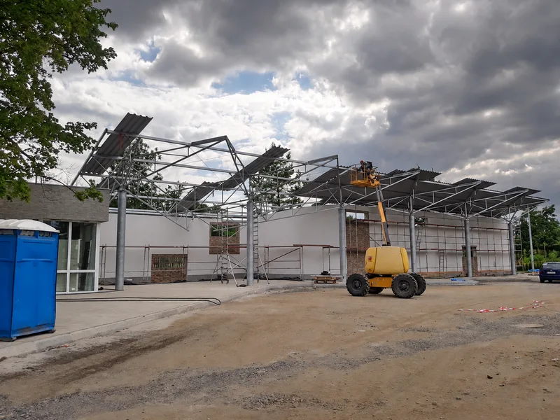 Montage von Stahlkonstruktionen und Hallen