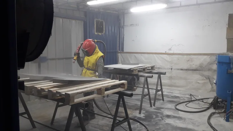 Strahlen von Bauteilen und Ausrüstung