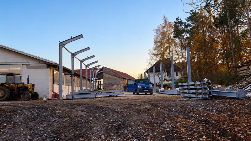 Montage von Stahlkonstruktionen und Hallen