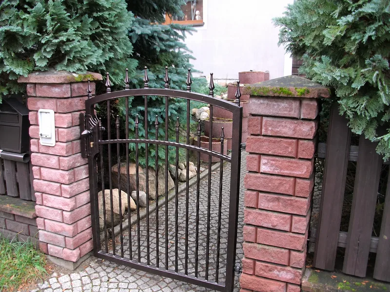 Pforte zwischen Ziegelpfosten
