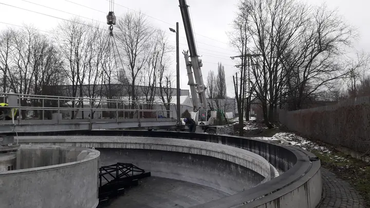 Montage am Klärbecken mit Kran