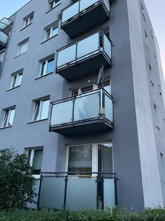 Balkone mit Stahl-Glas-Geländern